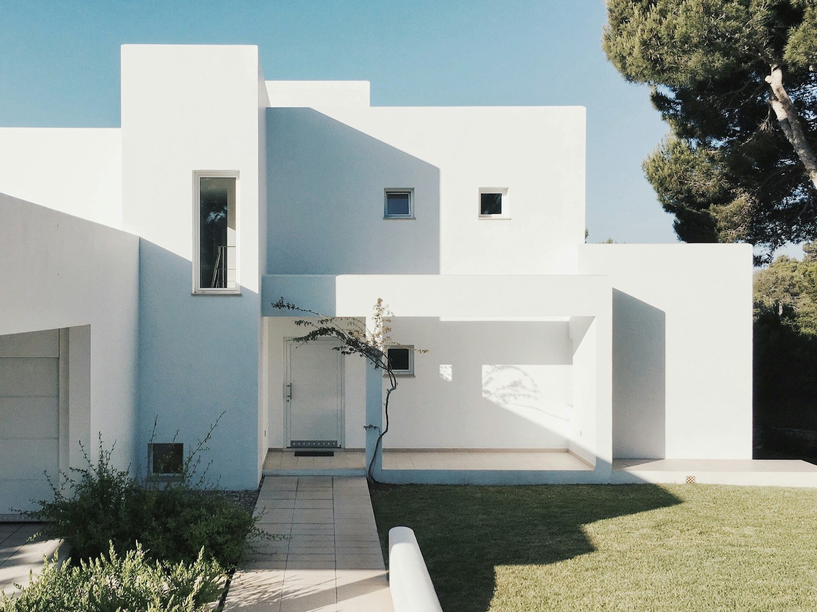 Modern whitewashed villa against a clear blue Saïdia sky